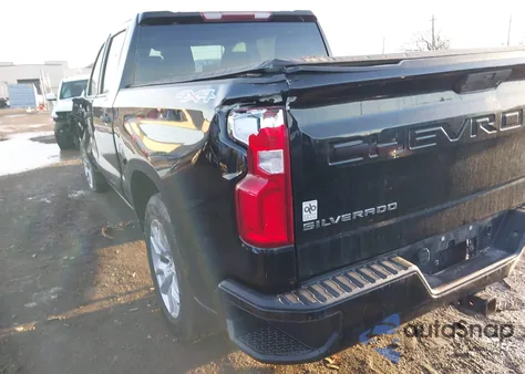 2020 Chevrolet Silverado 1500 4Wd Short Bed Custom z USA, uszkodzony, nr VIN 3GCPYBEKXLG370255